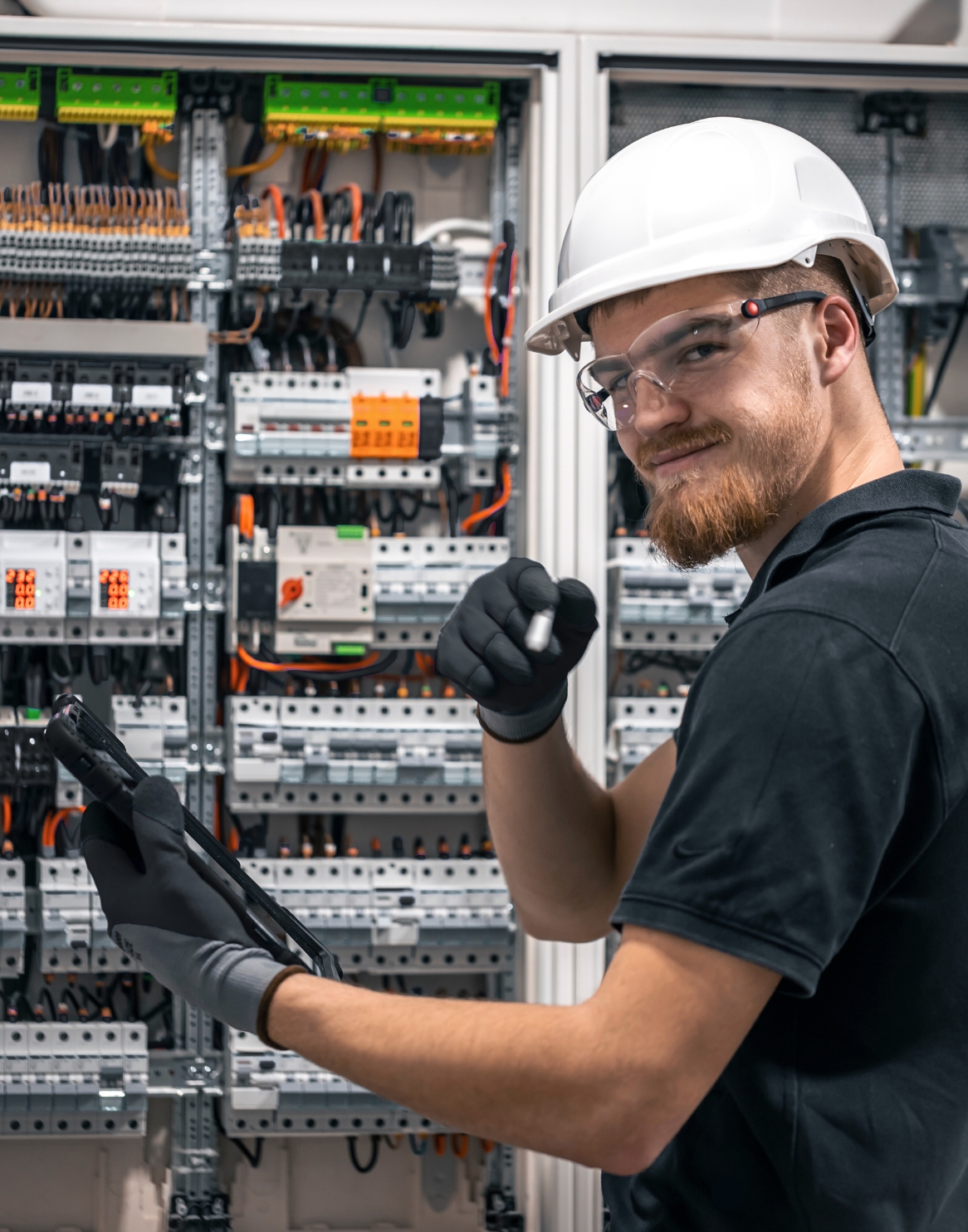 Junger Elektrotechniker bei der Arbeit